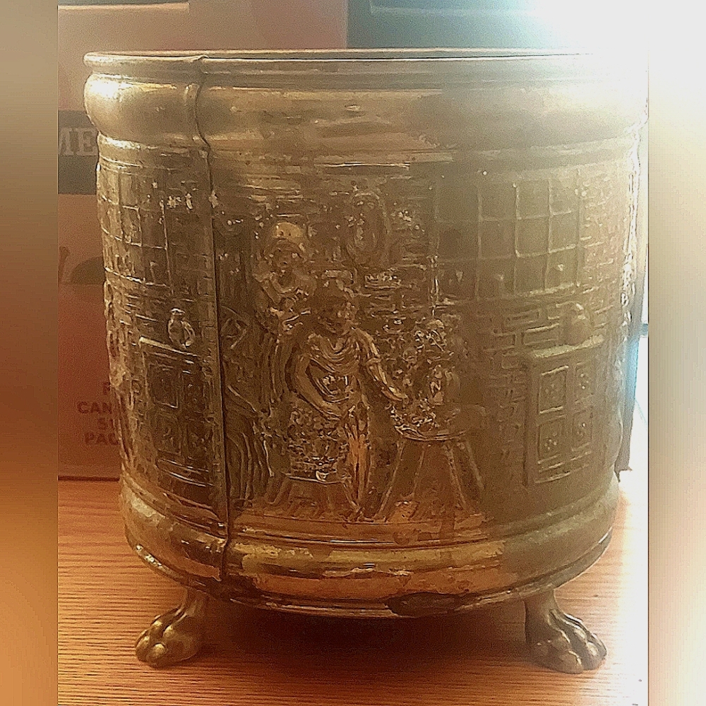 Peerage Footed Flower Pot